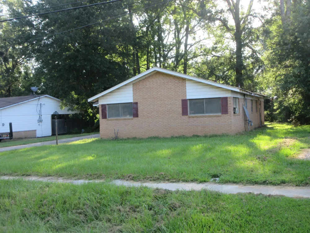 816 S Spruce Street Vivian, LA 71082