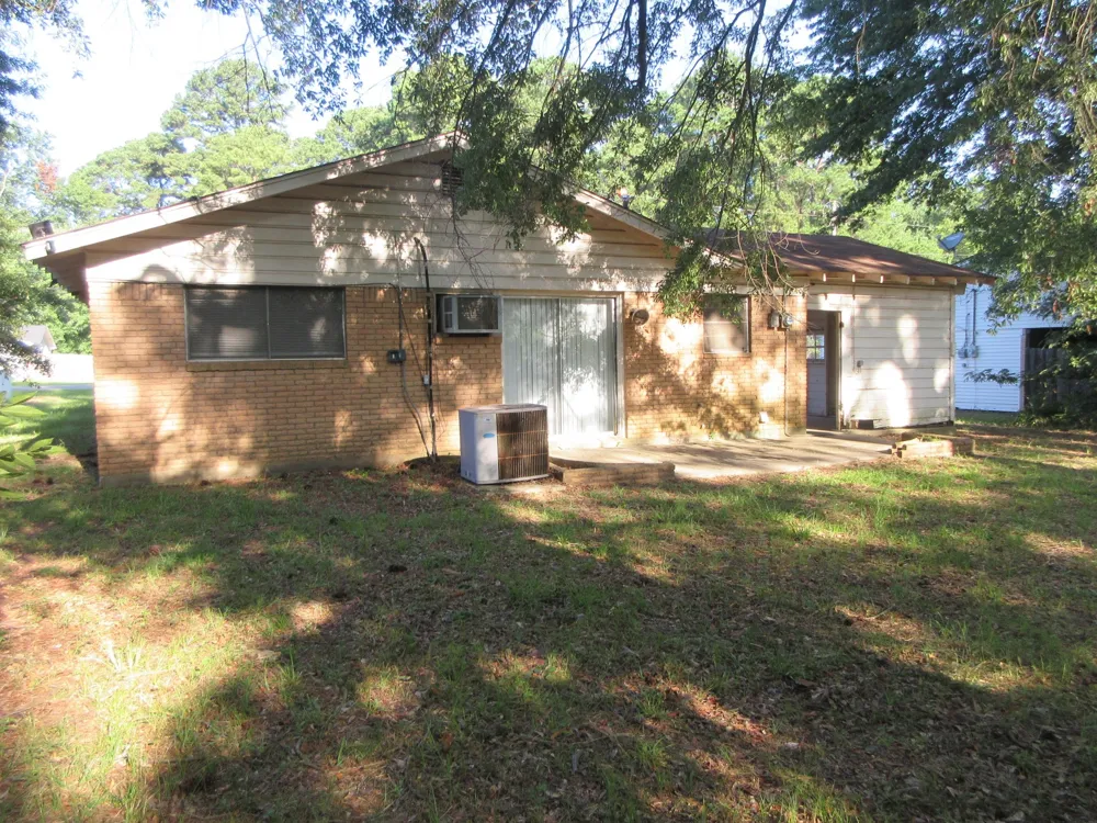 816 S Spruce Street Vivian, LA 71082