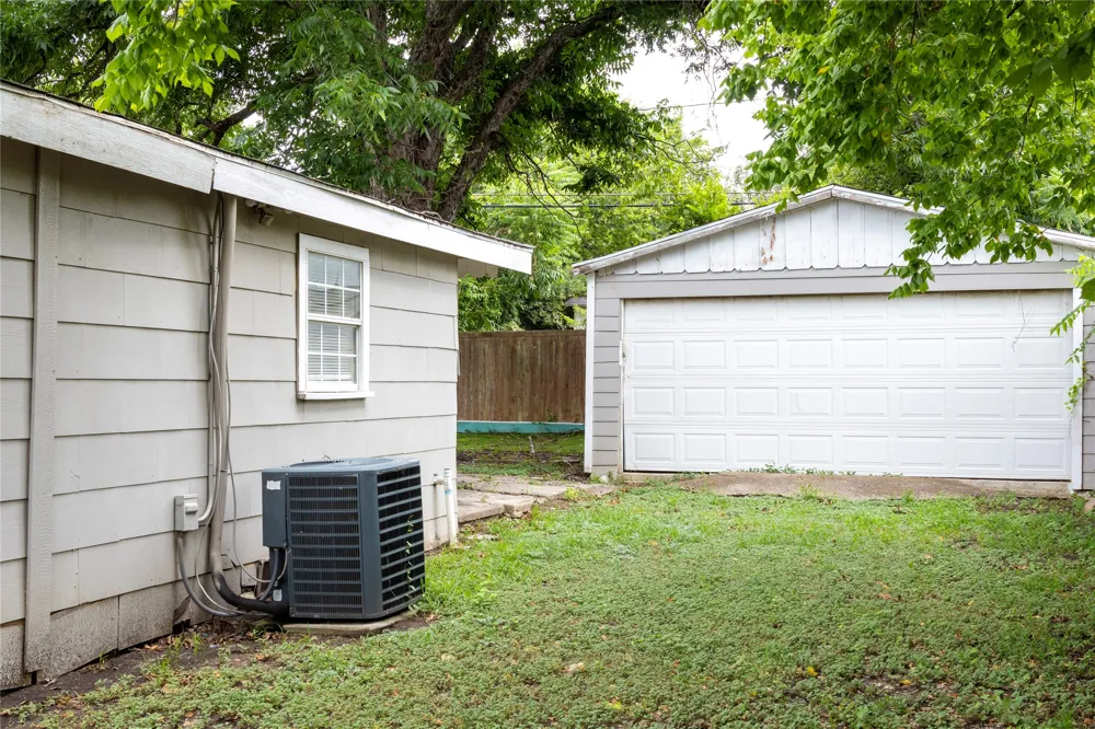 936 E Cantey Street Fort Worth, TX 76104