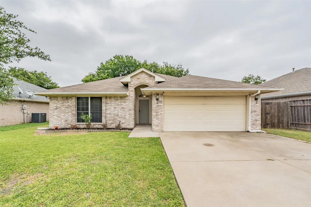 137 Roberts Drive Saginaw, TX 76179