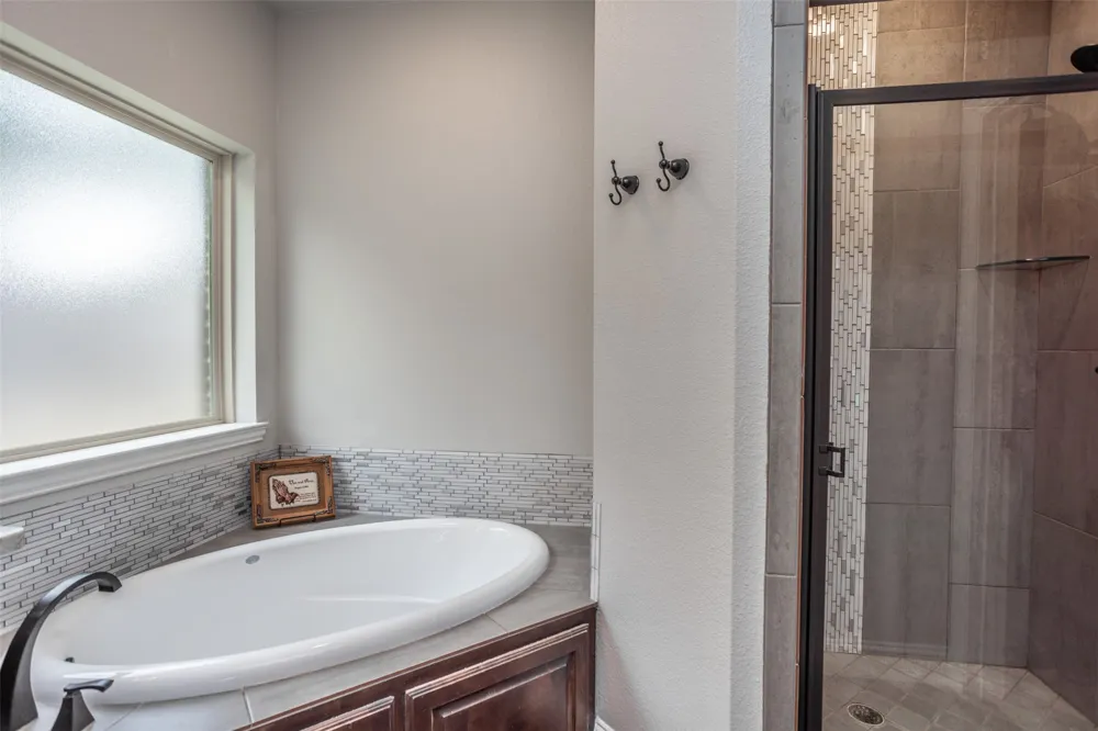 110 E Iriquois Drive Lake Kiowa, TX 76240