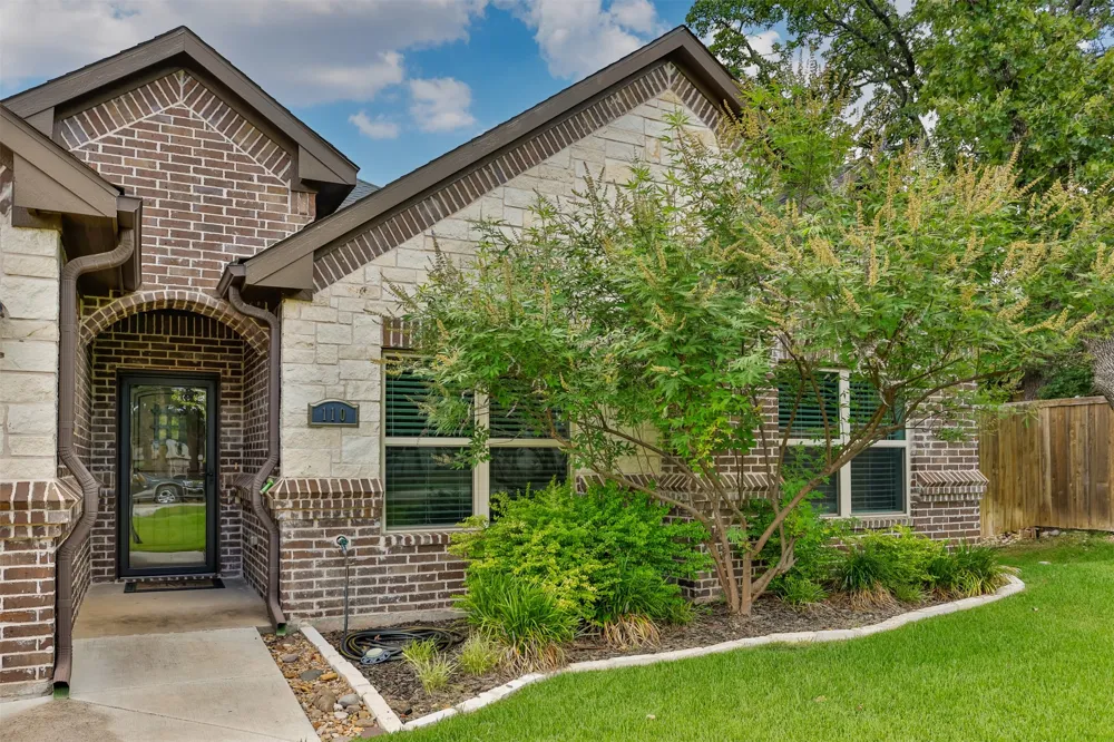 110 E Iriquois Drive Lake Kiowa, TX 76240