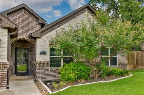 110 E Iriquois Drive