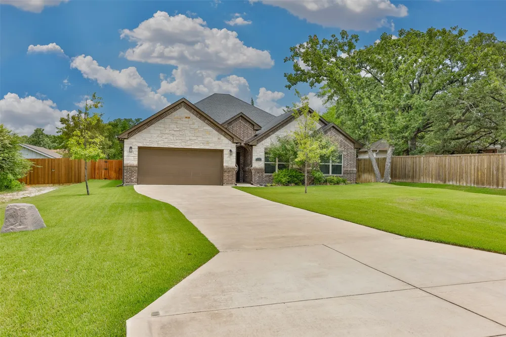 110 E Iriquois Drive Lake Kiowa, TX 76240
