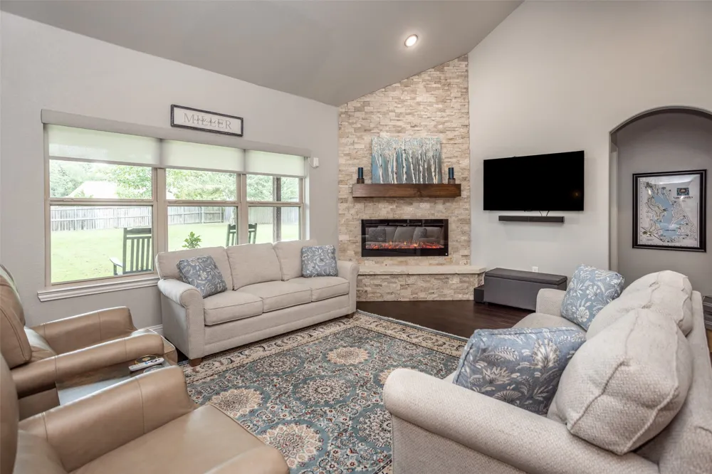 110 E Iriquois Drive Lake Kiowa, TX 76240