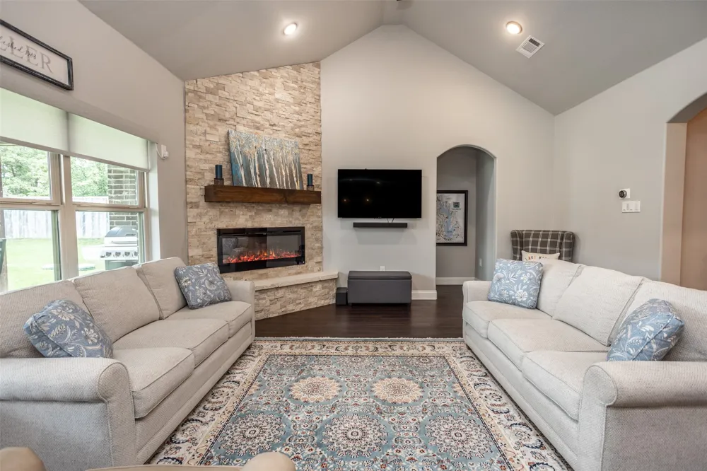 110 E Iriquois Drive Lake Kiowa, TX 76240