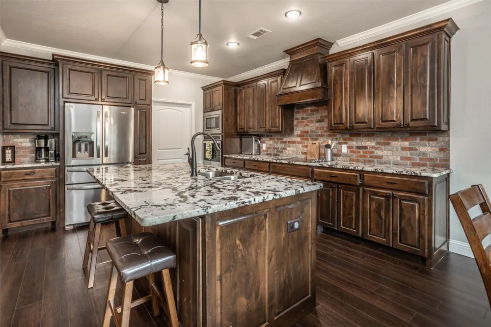 110 E Iriquois Drive Lake Kiowa, TX 76240