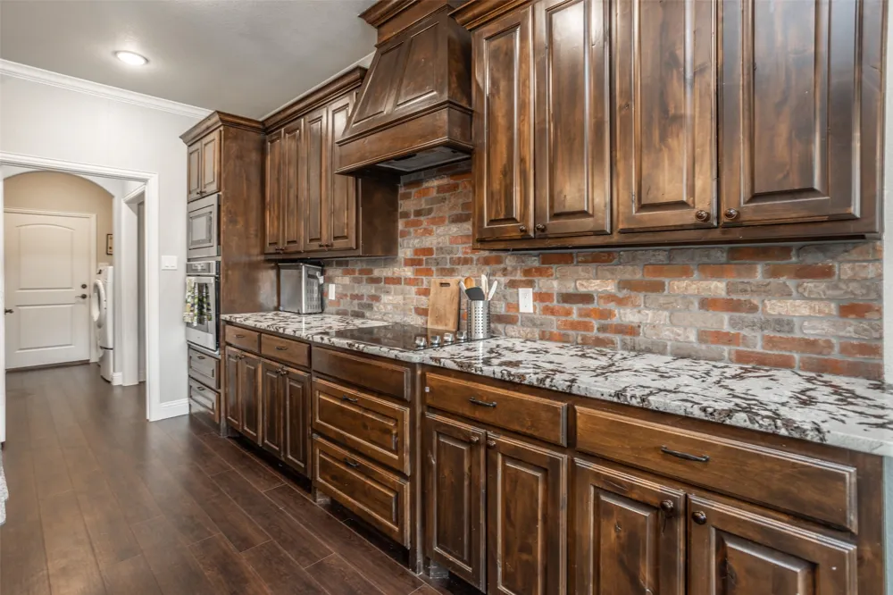 110 E Iriquois Drive Lake Kiowa, TX 76240