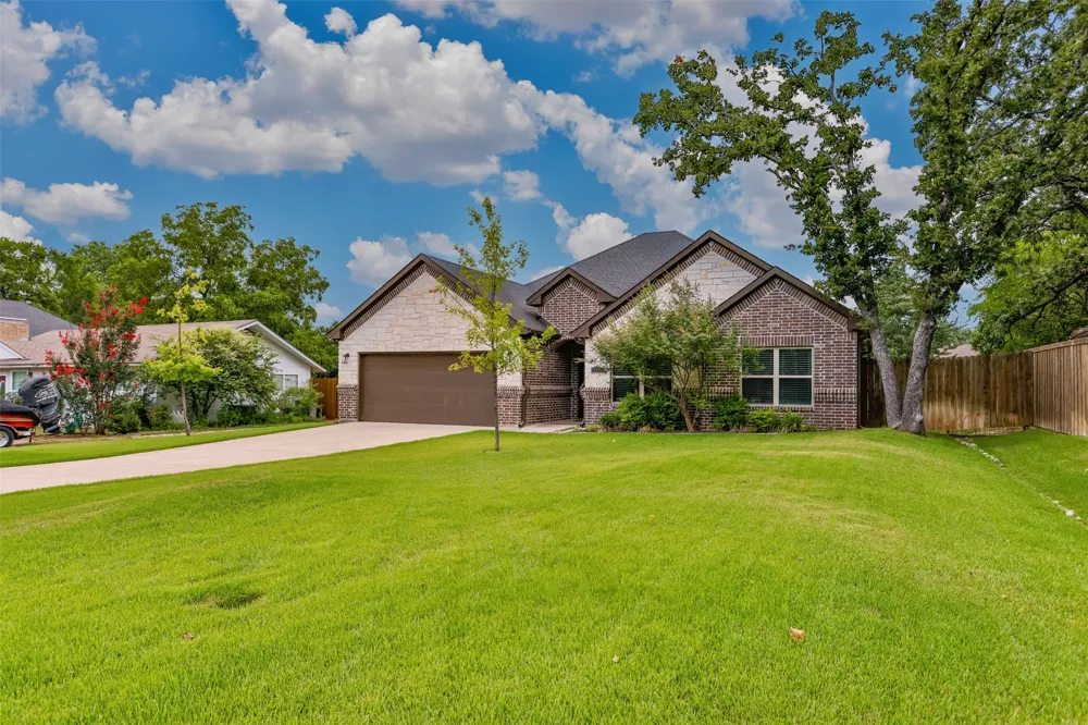 110 E Iriquois Drive Lake Kiowa, TX 76240