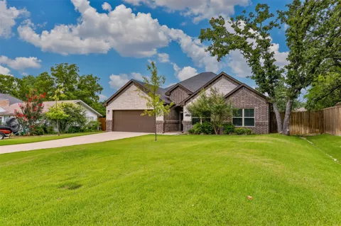110 E Iriquois Drive