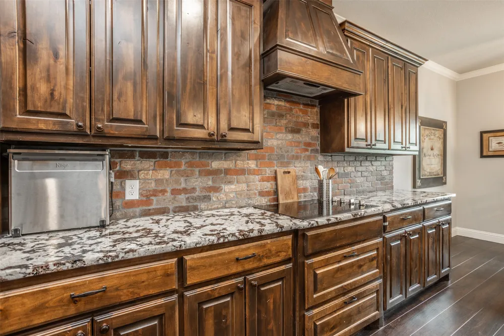 110 E Iriquois Drive Lake Kiowa, TX 76240