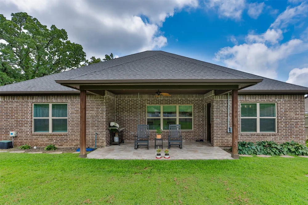 110 E Iriquois Drive Lake Kiowa, TX 76240