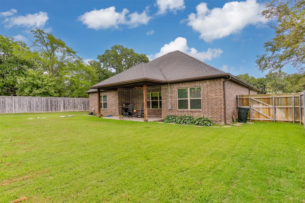 110 E Iriquois Drive Lake Kiowa, TX 76240
