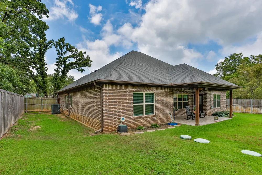 110 E Iriquois Drive Lake Kiowa, TX 76240