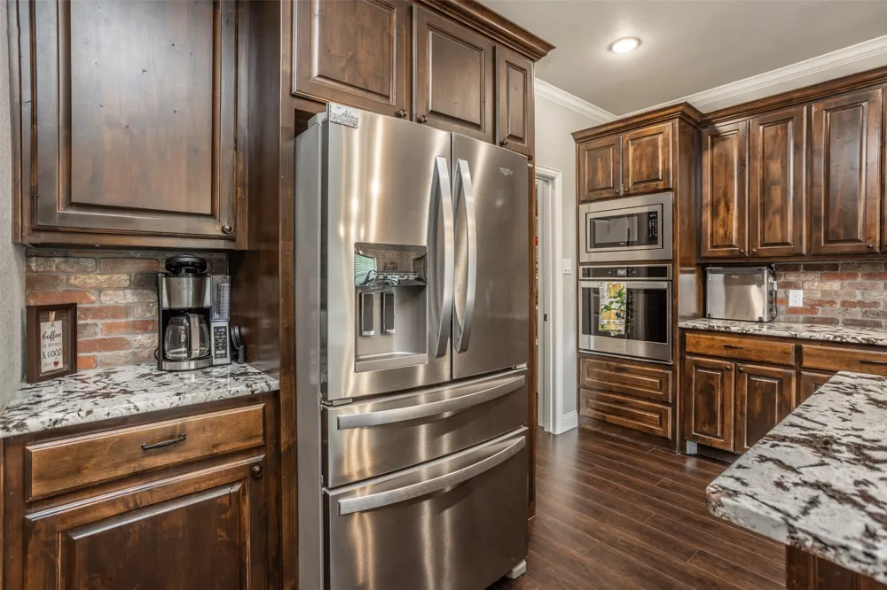 110 E Iriquois Drive Lake Kiowa, TX 76240