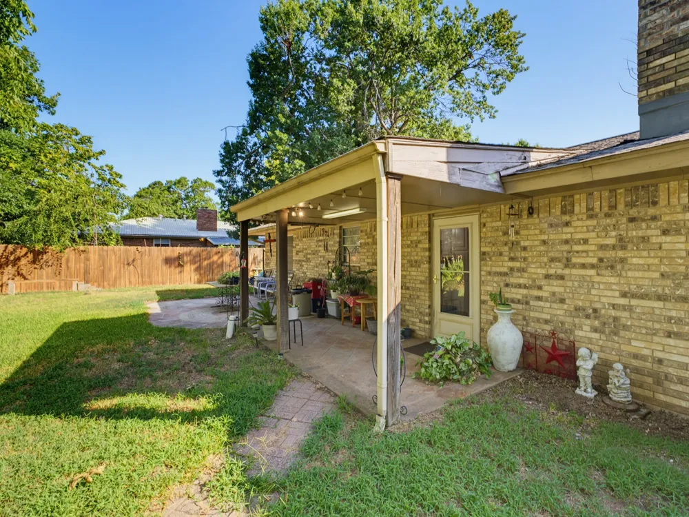 702 Preston Street Bowie, TX 76230