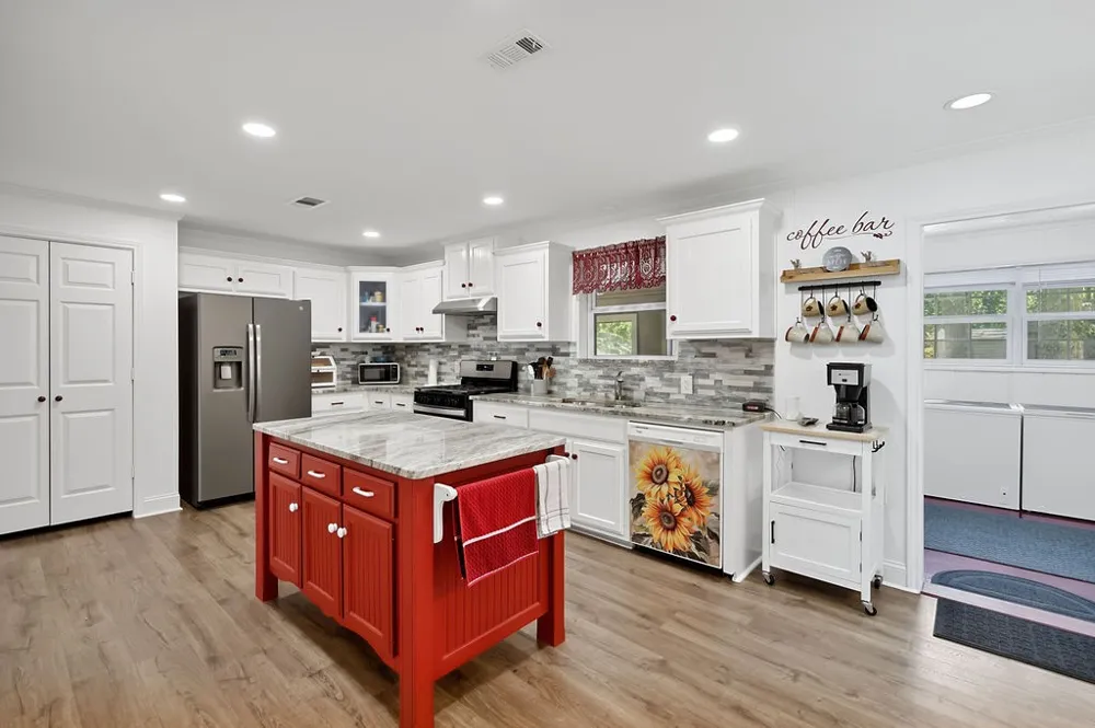 208 SOUTHSHORE DRIVE Lone Star, TX 75668