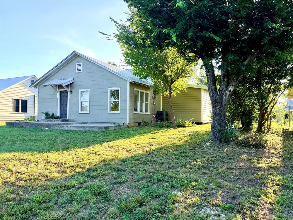707 Reynolds Street Goldthwaite, TX 76844