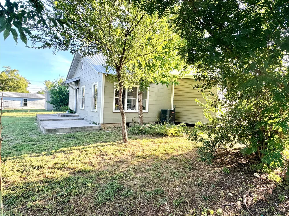 707 Reynolds Street Goldthwaite, TX 76844