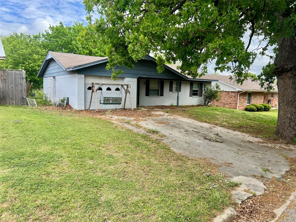 233 Hillcrest Drive Nocona, TX 76255
