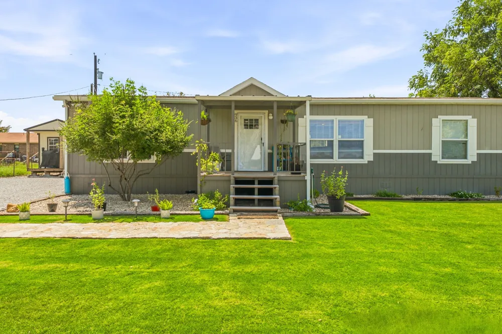 936 Apache Drive De Leon, TX 76444