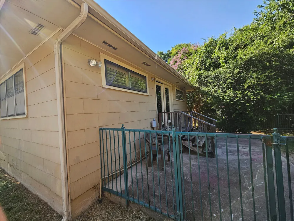 726 S Lindsay Street Gainesville, TX 76240