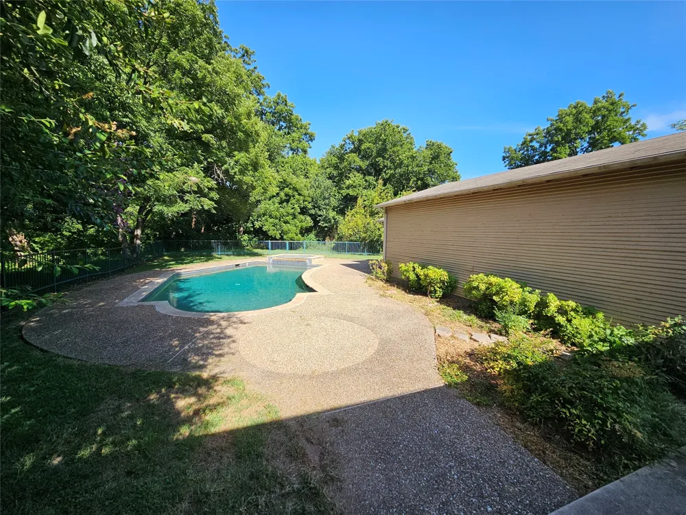 726 S Lindsay Street Gainesville, TX 76240