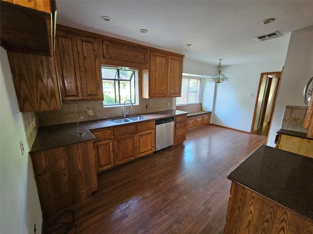 726 S Lindsay Street Gainesville, TX 76240