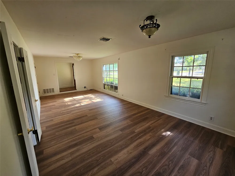 726 S Lindsay Street Gainesville, TX 76240