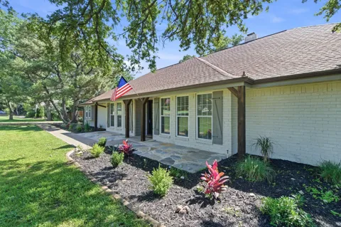 835 Cross Timbers Drive