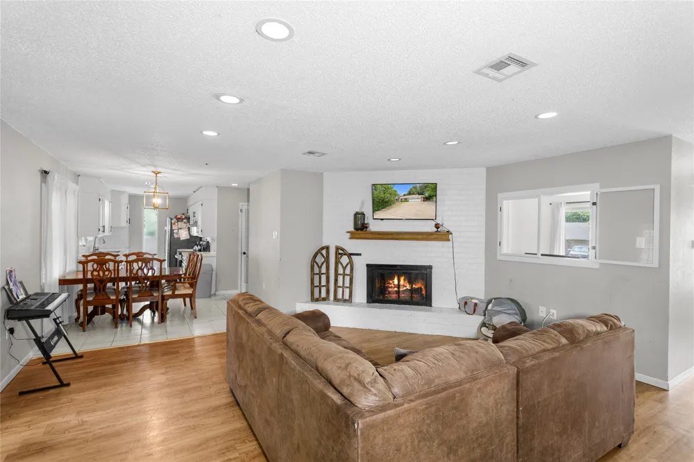 1017 Wedgewood Drive Woodway, TX 76712