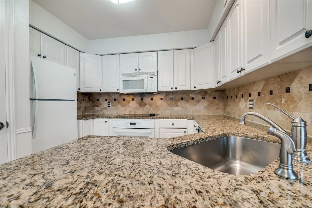 17018 Planters Row Addison, TX 75001