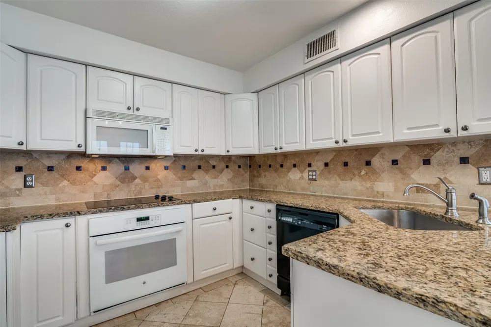 17018 Planters Row Addison, TX 75001