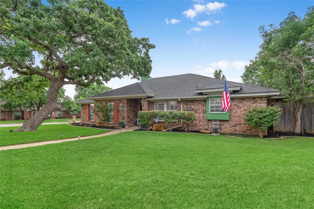 2108 Oakmeadow Place Bedford, TX 76021