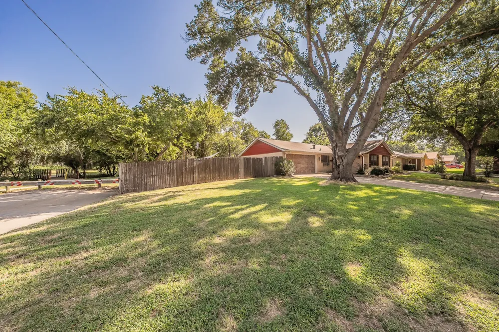 612 Bayless Drive Euless, TX 76040