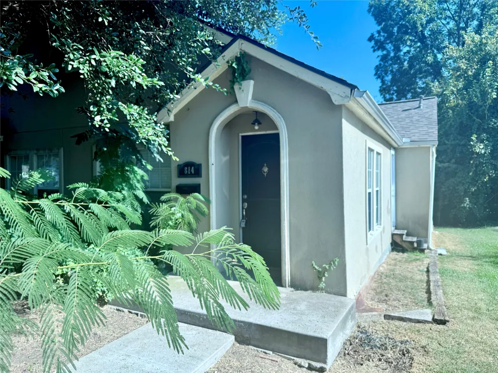 814 W College Street Sherman, TX 75092