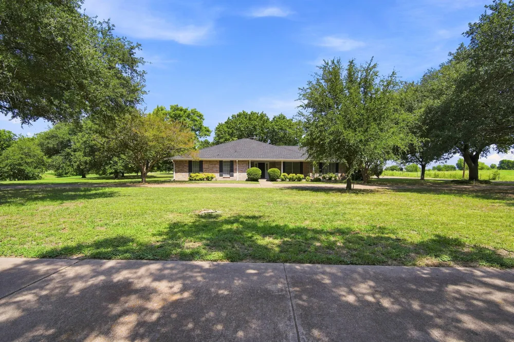 2000 Crisp Road Ennis, TX 75119