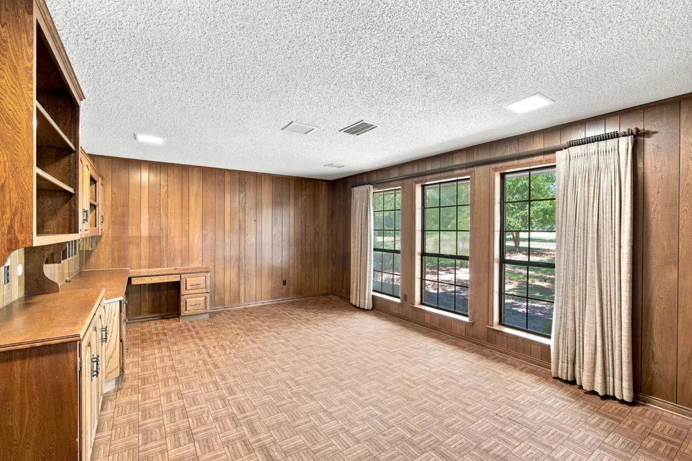 2000 Crisp Road Ennis, TX 75119