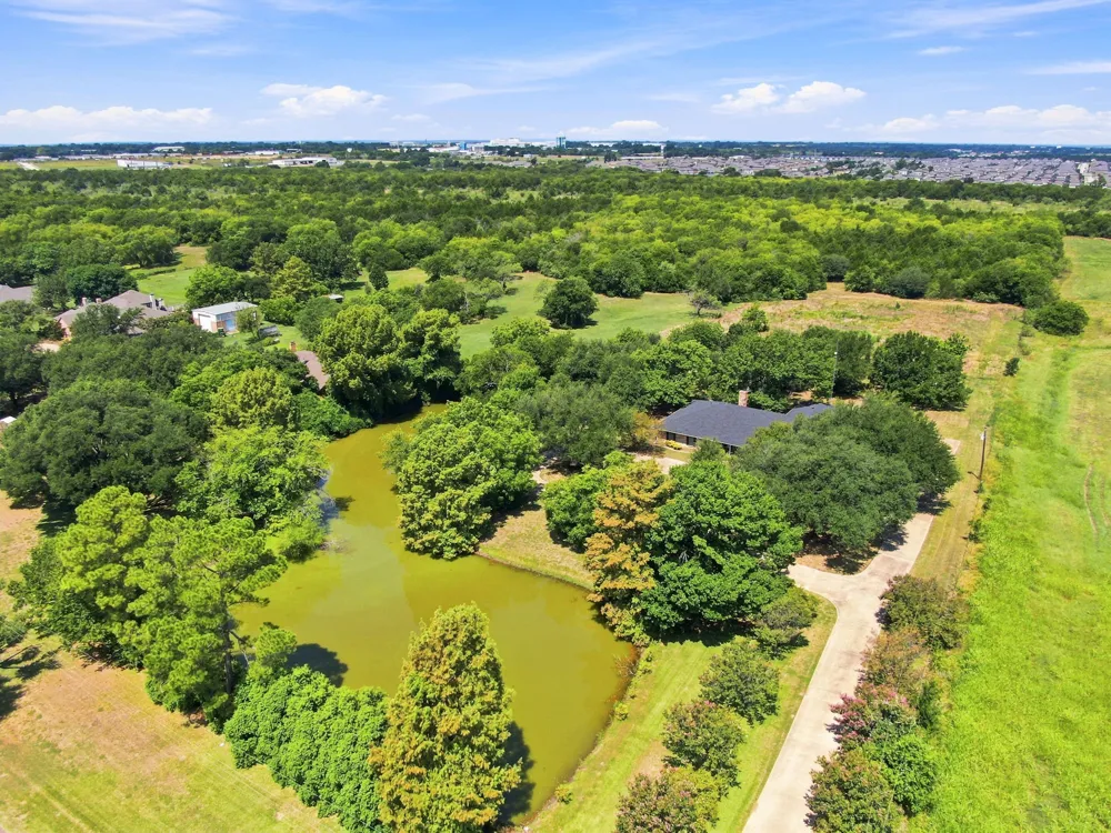2000 Crisp Road Ennis, TX 75119