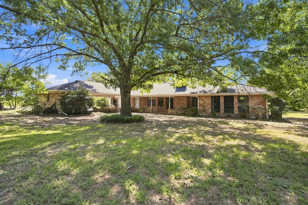 2000 Crisp Road Ennis, TX 75119