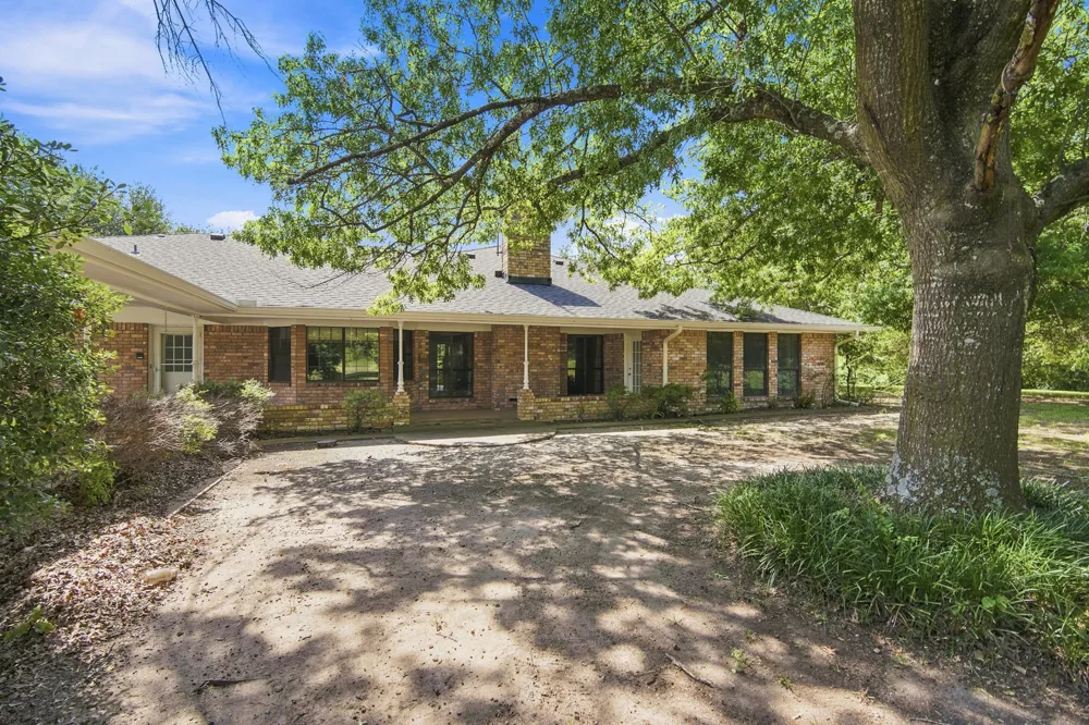 2000 Crisp Road Ennis, TX 75119