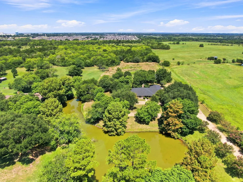2000 Crisp Road Ennis, TX 75119