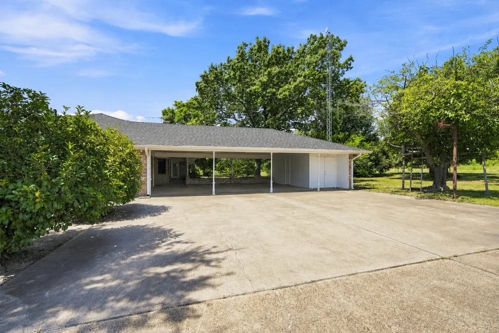2000 Crisp Road Ennis, TX 75119