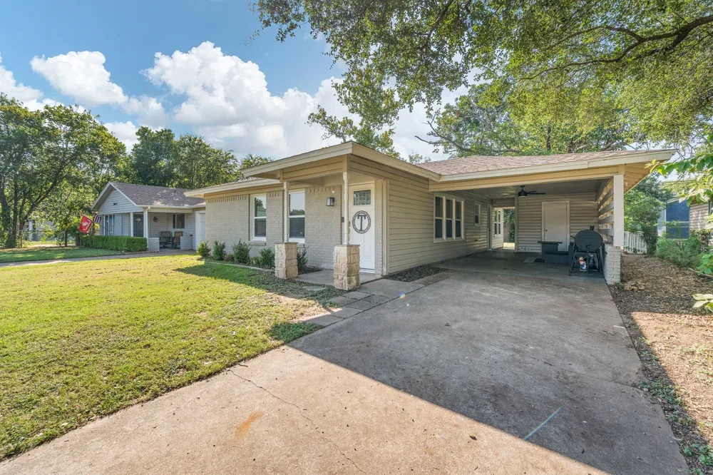809 Phillips Street Cleburne, TX 76033