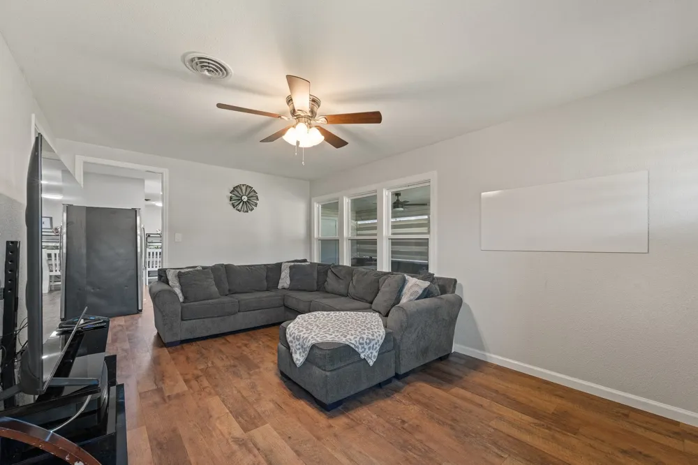 809 Phillips Street Cleburne, TX 76033