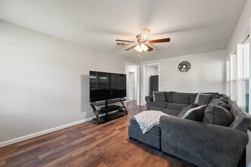 809 Phillips Street Cleburne, TX 76033