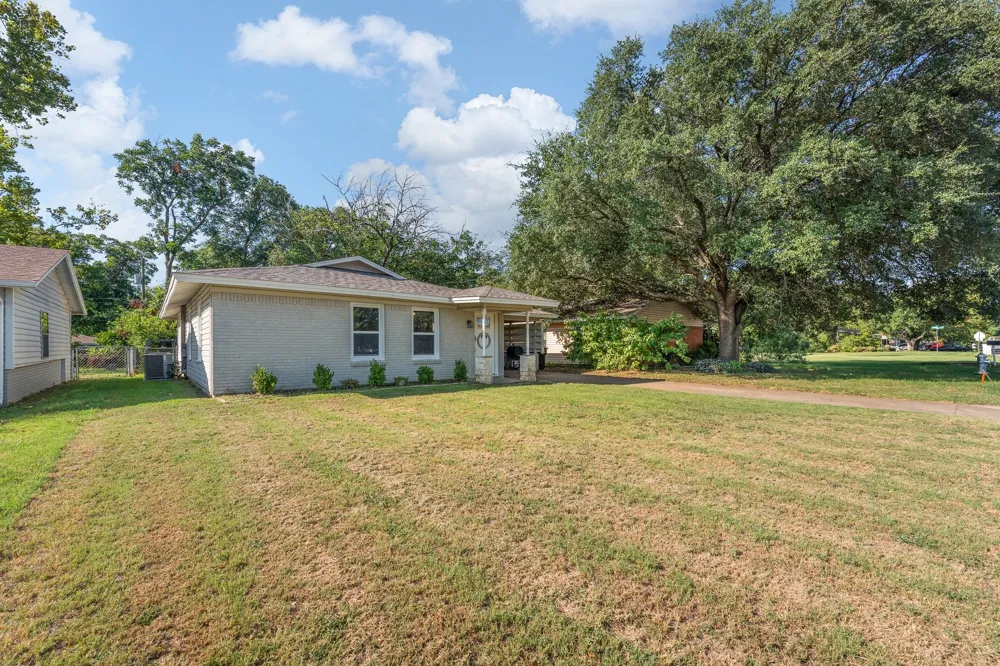 809 Phillips Street Cleburne, TX 76033