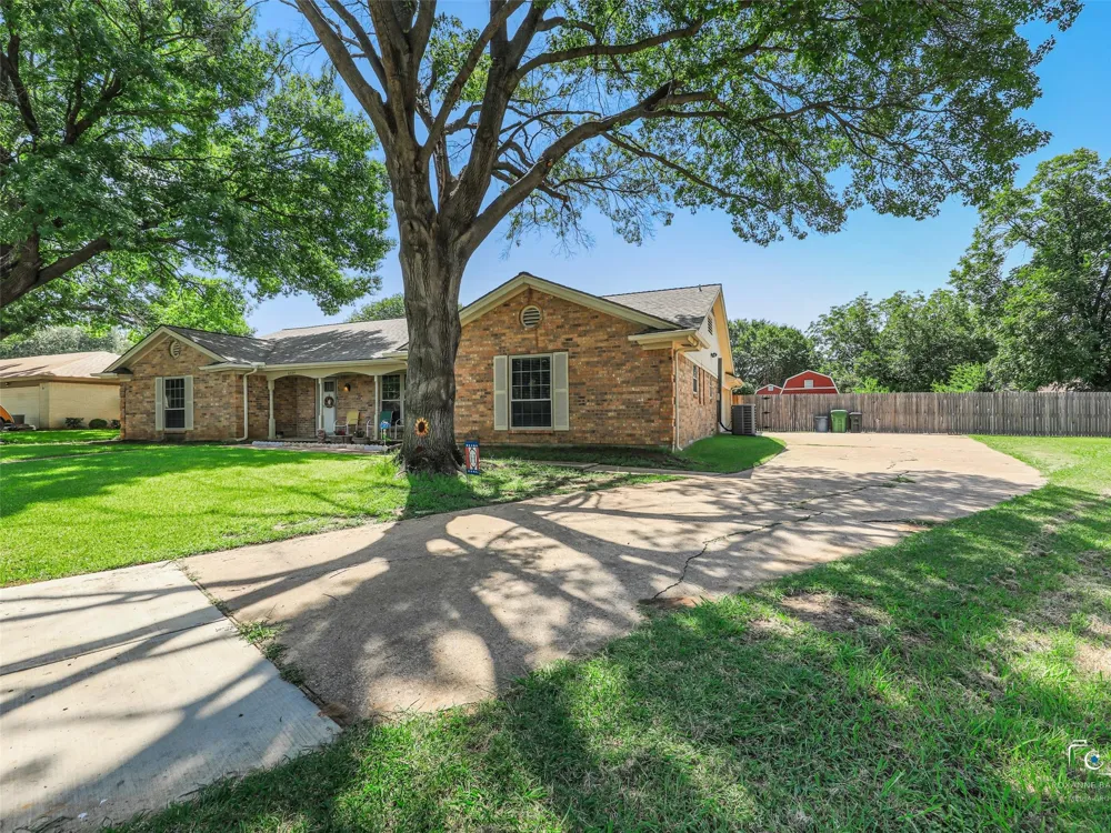 6404 Suncrest Court North Richland Hills, TX 76180