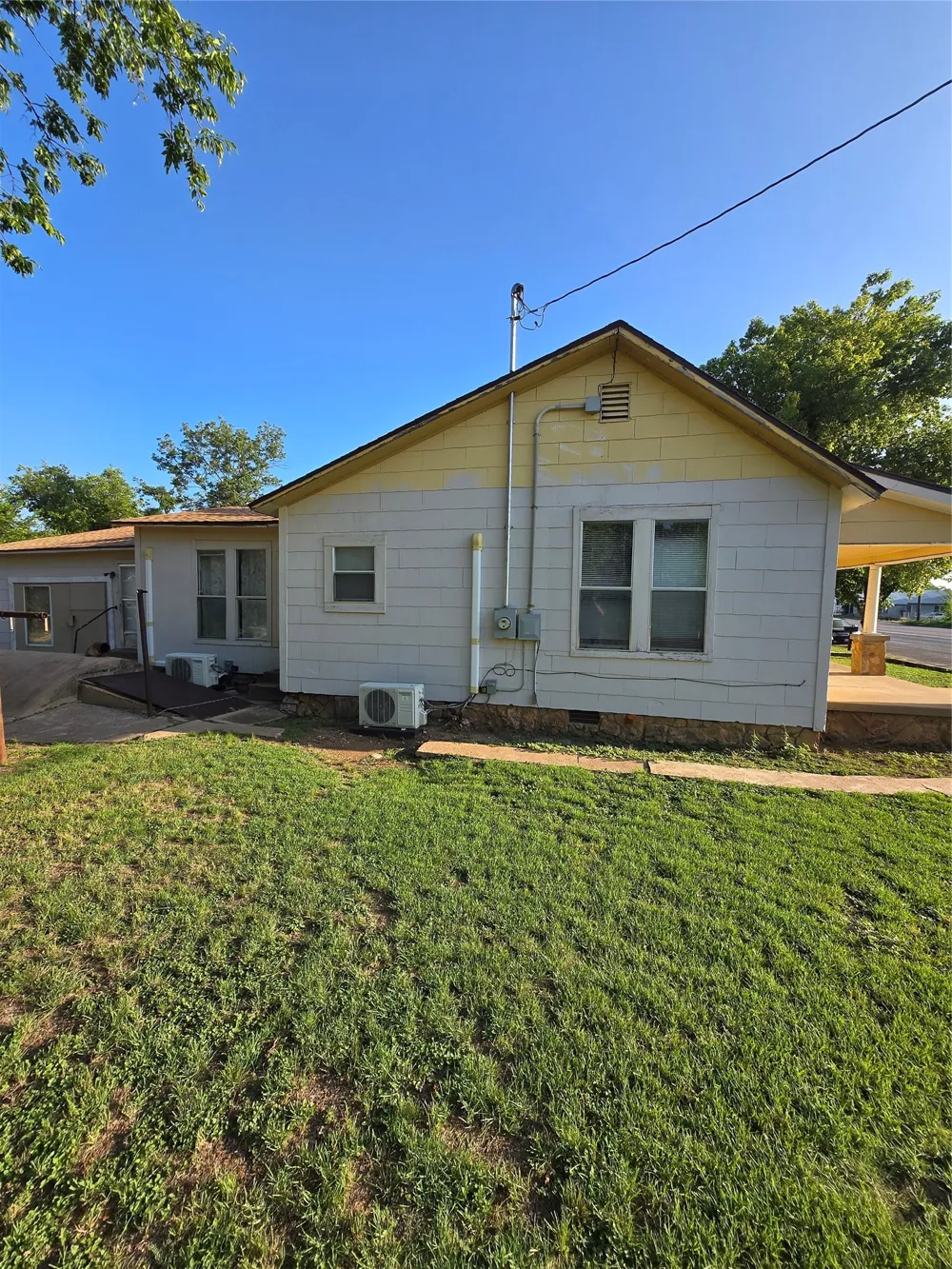 714 S Commercial Avenue Coleman, TX 76834