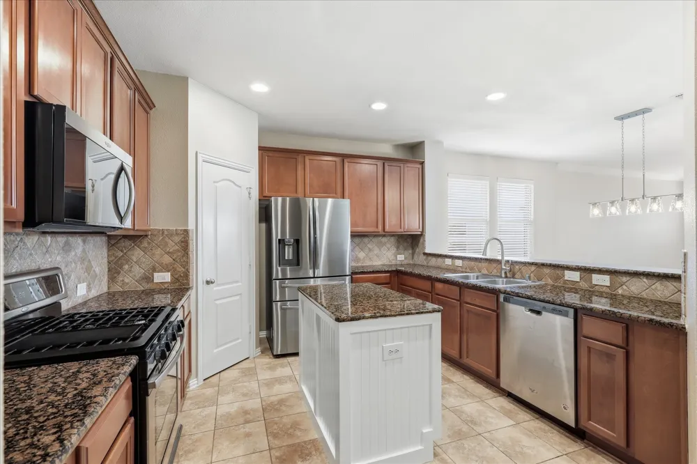 498 Grayson Lane Lake Dallas, TX 75065